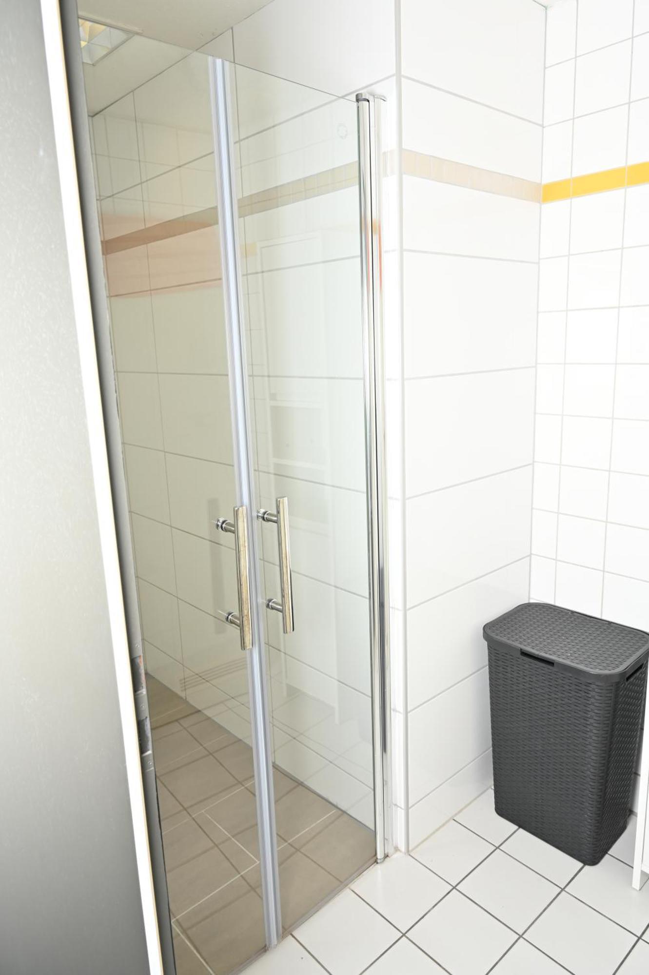 Dreibettzimmer mit Gemeinschaftsbad